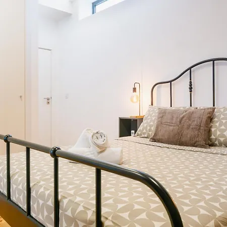 Modern 3-bedroom - Near Arroios Metro Апартаменты