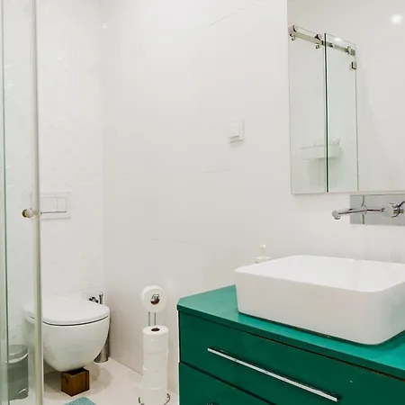 Апартаменты Modern 3-bedroom - Near Arroios Metro Лиссабон